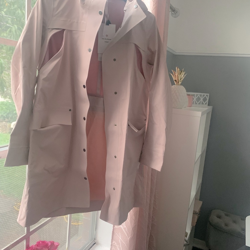 NWT Lululemon into the drizzle rain coat.